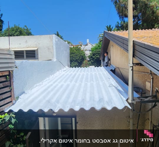 גג פח גלי עם דלי צבע ומברשת על הקרקע